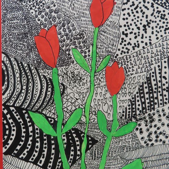 Eine abstrakte Malerei mit drei roten Blumen und grünen Blättern auf einem schwarz-weiß gemusterten Hintergrund.