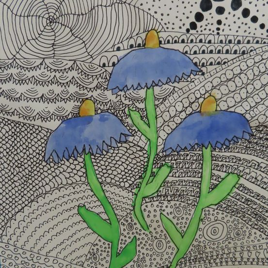 Ein abstraktes Kunstwerk mit drei blauen Blumen mit grünen Stielen und gelben Zentren auf weißem Hintergrund mit schwarzen und weißen Mustern.