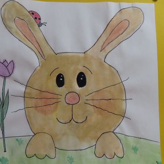 Aquarellzeichnung eines Kaninchens mit einer Marienkäfer auf dem Ohr, sitzt auf Gras neben einer violetten Blume.