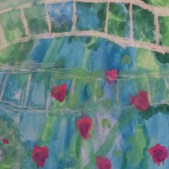 Ein Aquarell zeigt eine Brücke über einem Gewässer mit roten Blumen auf der Oberfläche. Die Brücke ist gewölbt, und das Wasser ist blau. Grüne Blätter umgeben die Szene.