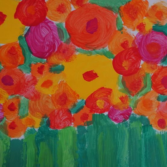 Eine abstrakte Malerei mit einer lebhaften Anordnung von Blumen in Rot, Orange, Pink und Gelb, vor einem weißen Hintergrund.