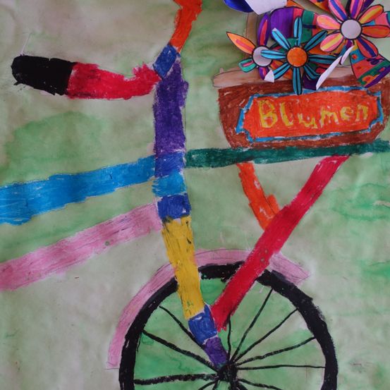 Ein lebendiges Gemälde zeigt ein farbenfrohes Fahrrad mit einem Korb voller Blumen vorne. Das Fahrrad ist in verschiedenen Farben bemalt, darunter Rot, Blau, Gelb und Grün. Der Wort 'Blumen' ist auf dem Korb geschrieben.