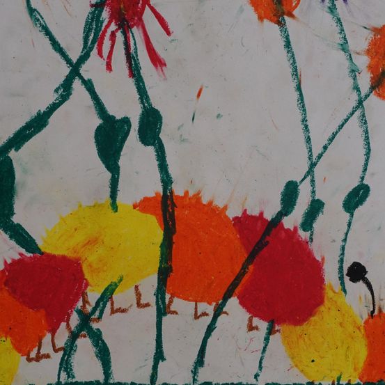 Eine farbenfrohe abstrakte Malerei von Blumen mit roten, gelben und orangefarbenen Blütenblättern auf weißem Hintergrund.