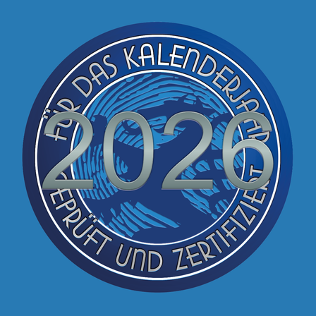 Ein blauer Kreislogo für den Kalender 2026 mit einem Fingerabdrucksymbol, der Text lautet 'Für den Kalender 2026, geprüft und zertifiziert'.