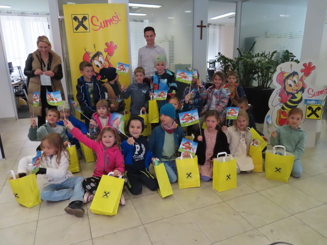 Bild enthält, Kindergarten, Adult, Female, Person, Woman, Child, Girl, Boy, Male, People