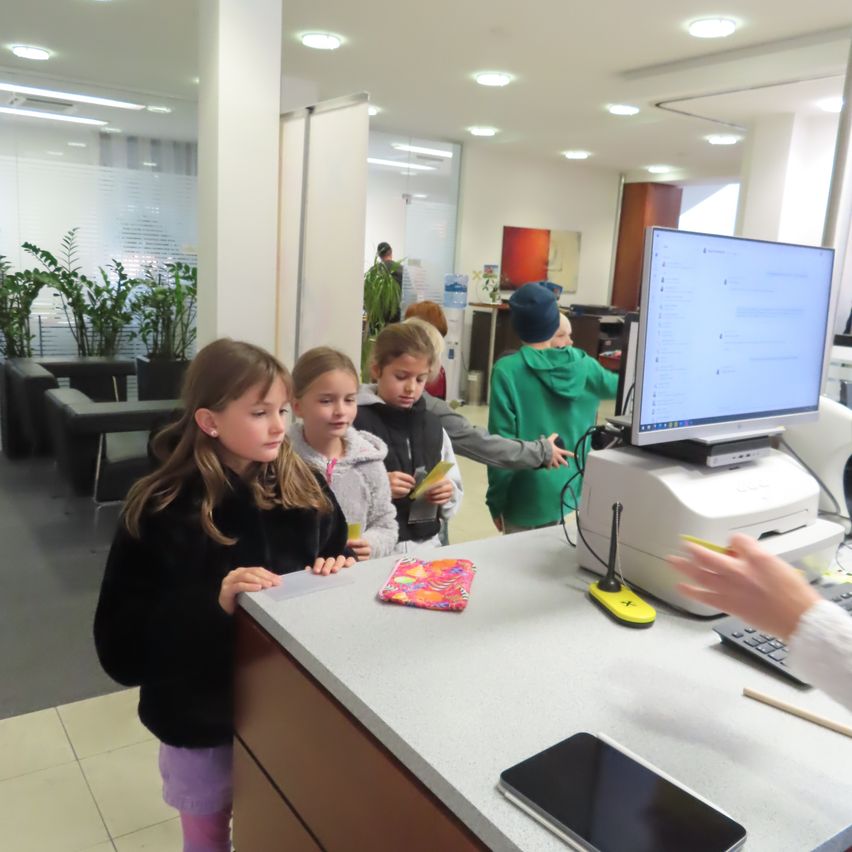 Bild enthält, Table, Desk, Screen, Computer Hardware, Monitor, Computer, Child, Female, Girl, Person