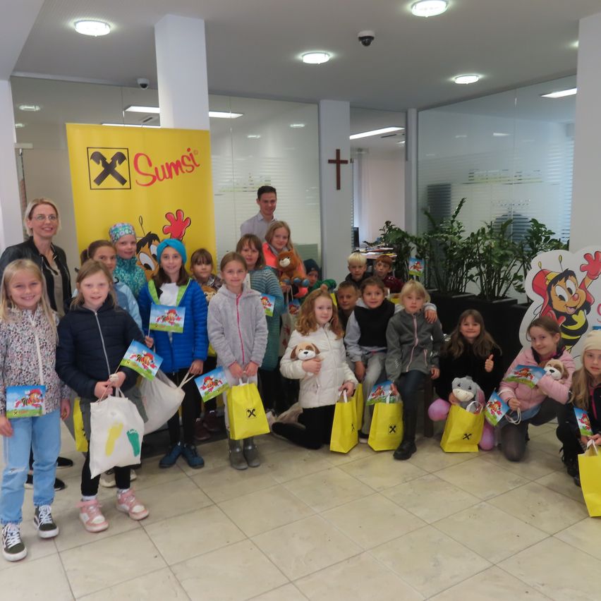 Bild enthält, Floor, Flooring, Pants, People, Person, Child, Female, Girl, Shoe, Building