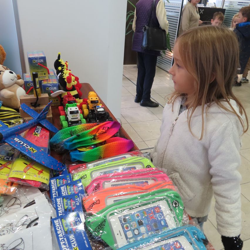 Bild enthält, Child, Female, Girl, Person, Adult, Male, Man, Face, Sweets, Shoe