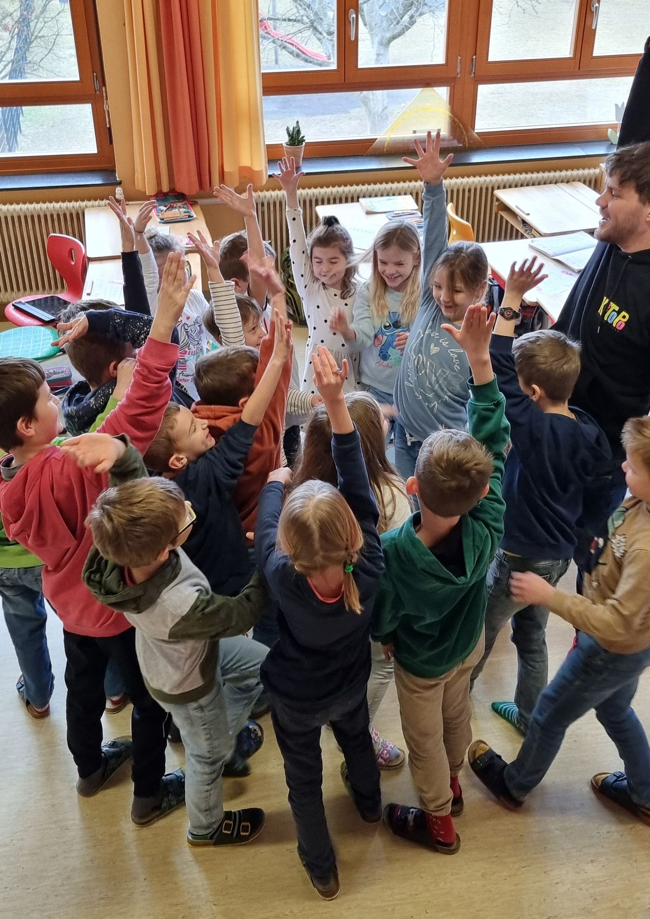 Bild enthält, Pants, Kindergarten, People, Person, Photography, Portrait, Floor, Flooring, Shoe, Male
