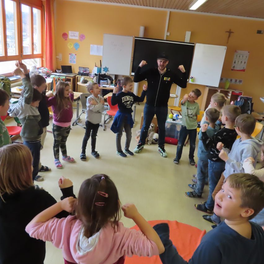 Bild enthält, Kindergarten, School, Person, Boy, Child, Male, Adult, Man, Classroom, Shoe