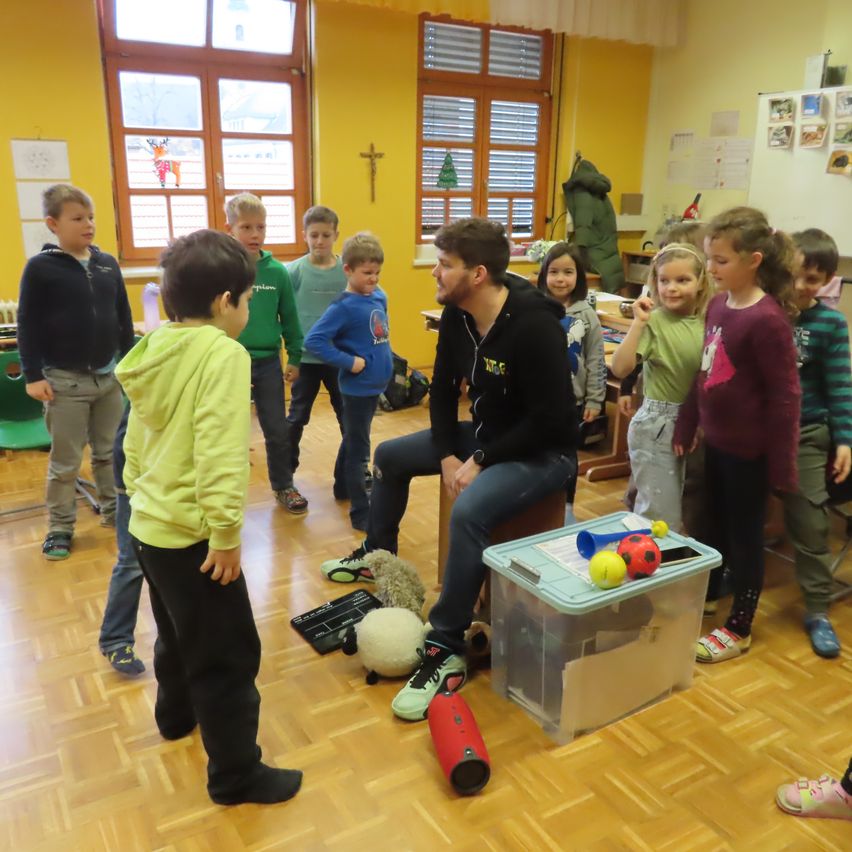 Bild enthält, Kindergarten, Boy, Child, Male, Person, Adult, Female, Woman, Girl, Shoe