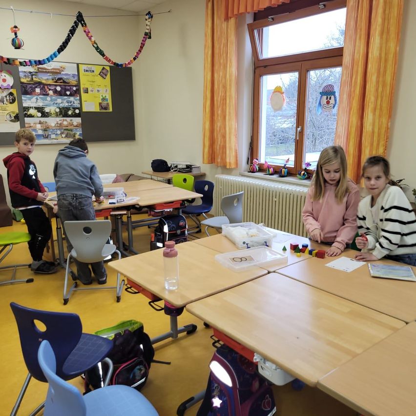 Bild enthält, Furniture, Table, School, Child, Female, Girl, Person, Classroom, Indoors, Desk