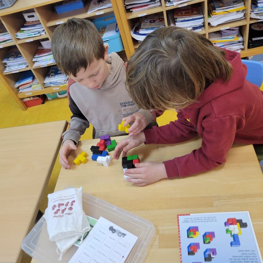 Bild enthält, Person, Boy, Child, Male, Toy, Head