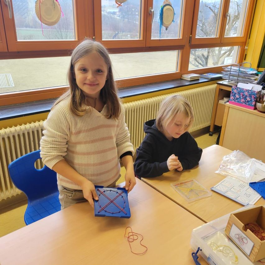 Bild enthält, Furniture, Table, Child, Female, Girl, Person, Desk, Student