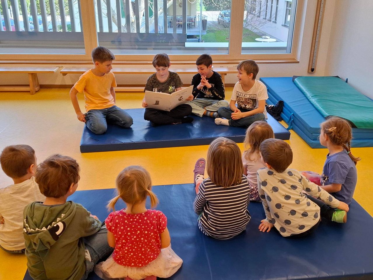 Bild enthält, Child, Female, Girl, Person, Boy, Male, Student, Face, Head