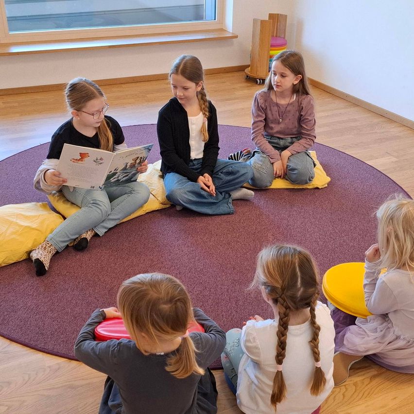 Bild enthält, Child, Female, Girl, Person, Student, Clothing, Hosiery, Sock