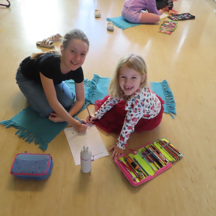 Bild enthält, Floor, Flooring, Hardwood, Wood, Child, Female, Girl, Person, Adult, Woman