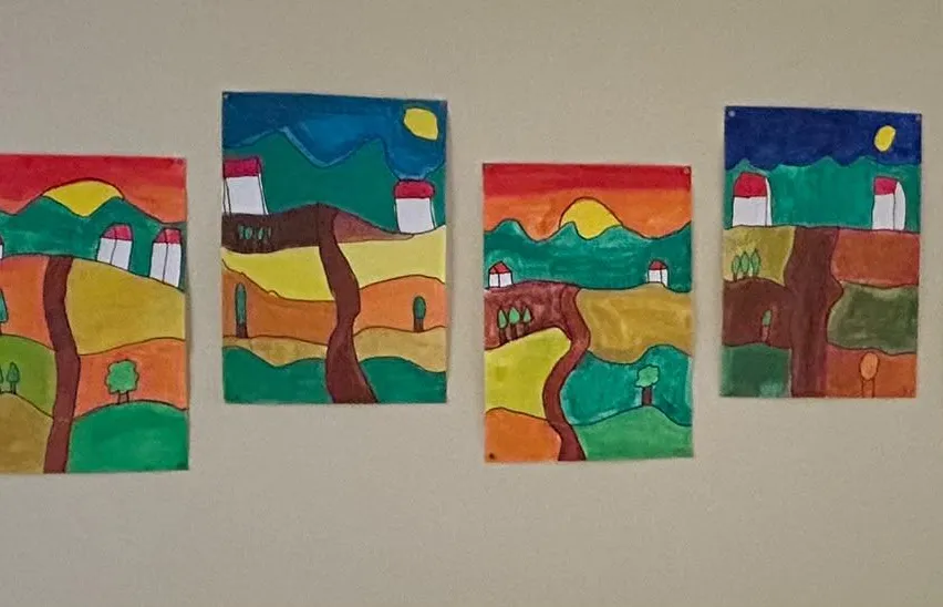 Eine Reihe von sechs Gemälden an einer Wand, jedes zeigt eine Landschaft mit Häusern und Bäumen.