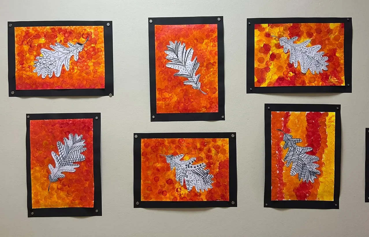 Eine Sammlung von sechs gerahmten Kunstwerken, die jeweils ein Blatt auf orangefarbenem Hintergrund darstellen. Die Blätter sind mit komplizierten weißen Linien und Mustern detailliert.