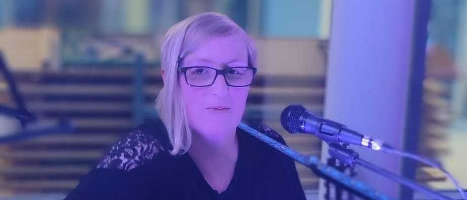 Bild enthält, Performer, Person, Solo Performance, Adult, Female, Woman, Microphone, Glasses, Musician, Face