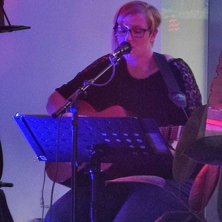 Bild enthält, Performer, Person, Solo Performance, Music, Musical Instrument, Musician, Microphone, Glasses, Singing, Face