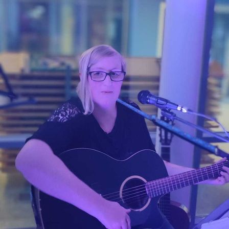 Bild enthält, Guitar, Adult, Female, Person, Woman, Guitarist, Musician, Performer, Microphone, Solo Performance