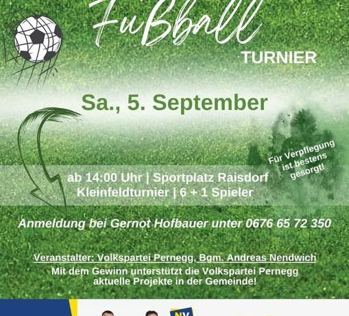 Plakat für ein Gemeindefußballturnier in Raisdorf, Deutschland, am 5. September. Es zeigt einen Fußball, einen Rasenplatz und einen Kontakt zur Anmeldung. Die Veranstaltung wird von der Volkspartei Pernegg organisiert.