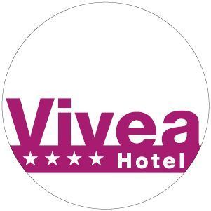 Das runde Logo für Vivea Hotel, mit dem Namen in Lila und drei weissen Sternen darunter.
