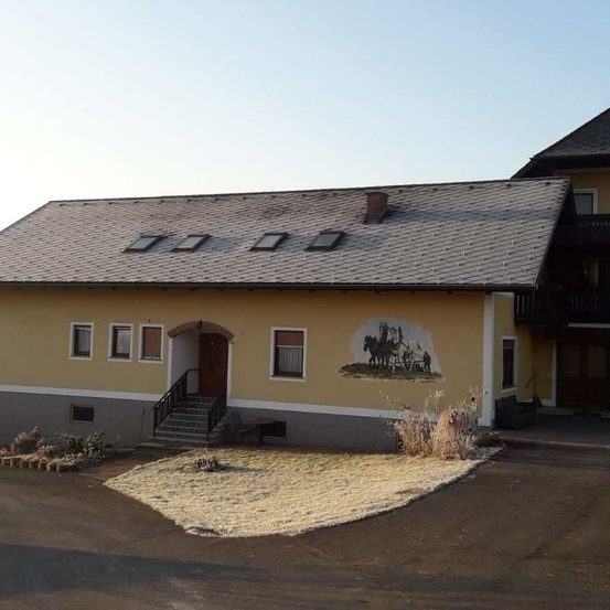 Bild enthält, Building, Hotel, House, Housing, Villa, Cottage, Car, Person, Outdoors, Wheel