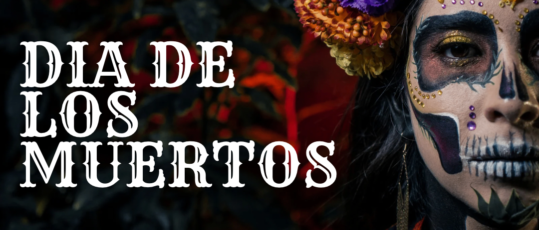 Eine Frau mit Totenkopf-Make-up und einer Blumenkrone ist auf einem Poster für Latino Lounge Bar zu sehen, das Dia de los Muertos feiert.