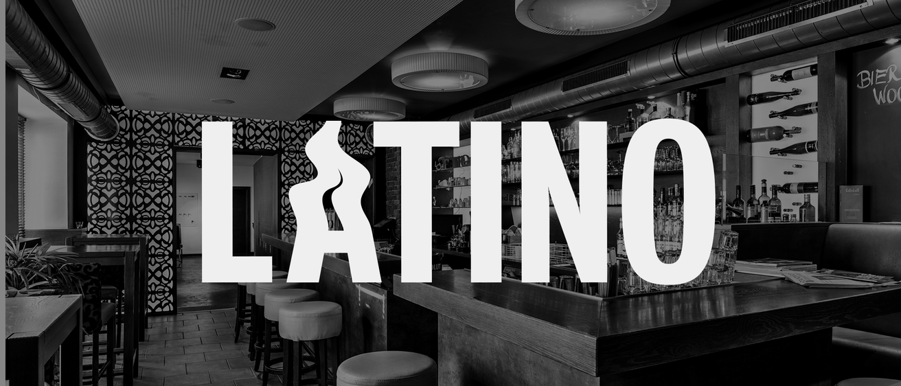 Eine Bar mit Stühlen und Flaschen. Das Wort Latino steht in großen weißen Buchstaben auf der Theke oben.