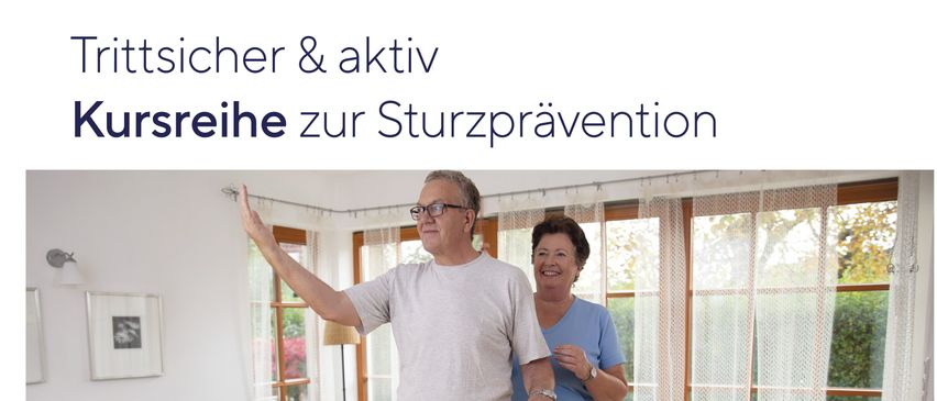 Eine Anzeige für einen kostenlosen Sturzpräventionskurs. Ein Mann und eine Frau stehen auf einem Stuhl in einem Wohnzimmer. Der Kurs läuft 12 Wochen und ist für Menschen über 65 Jahre.