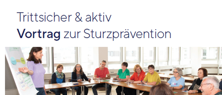 Plakat für einen kostenlosen Vortrag zur Sturzprävention von 'Trittsicher & aktiv'. Es zeigt eine Frau, die eine Präsentation hält, vor einer Gruppe. Der Text enthält Datum, Ort und Kontaktdaten für den Vortrag. QR-Code für weitere Informationen.