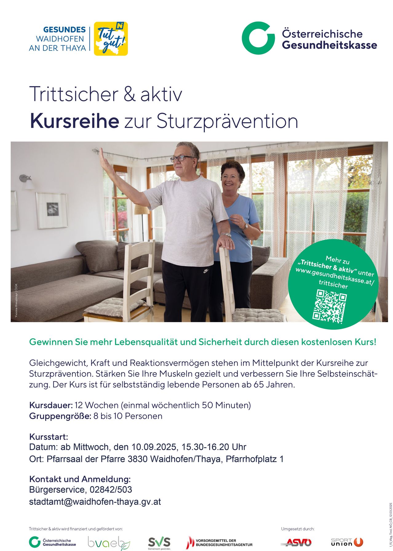 Eine Werbung für einen kostenlosen Sturzpräventionskurs zeigt einen älteren Mann und eine Frau, die stehen und lächeln. Der Text hebt die Vorteile des Kurses für selbstständig lebende Personen über 65 hervor.