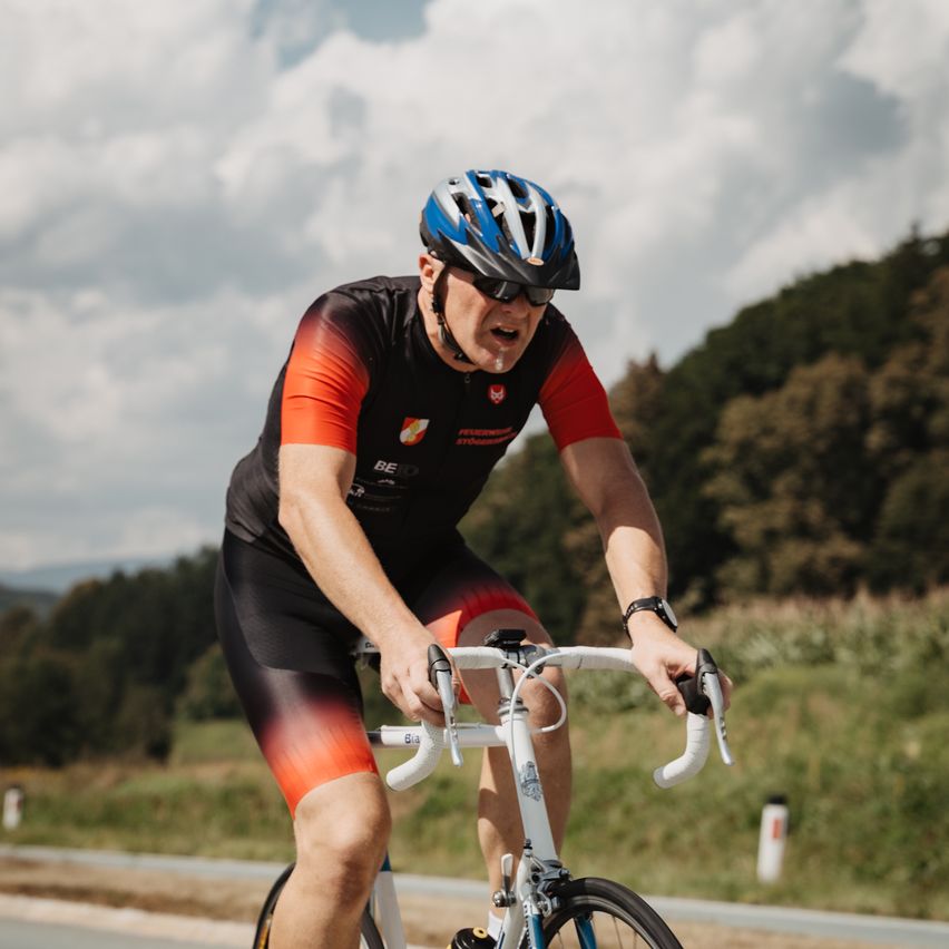 Bild enthält, Helmet, Bicycle, Cycling, Person, Transportation, Vehicle, Machine, Wheel, Face, Head