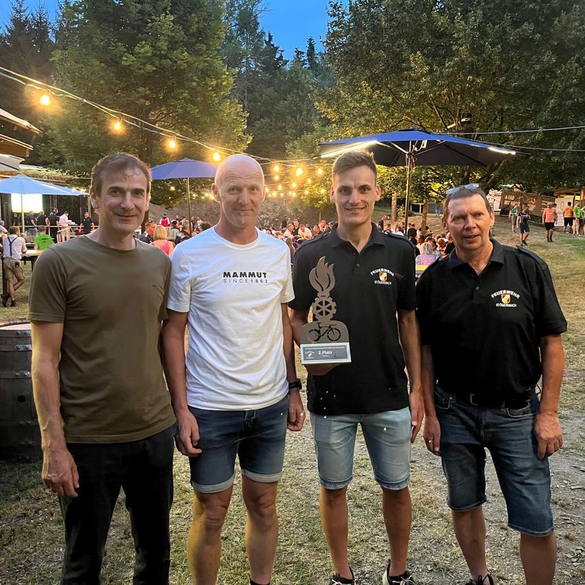 Bild enthält, Urban, People, Person, Adult, Male, Man, Photobombing, Shorts, Outdoors, Nature