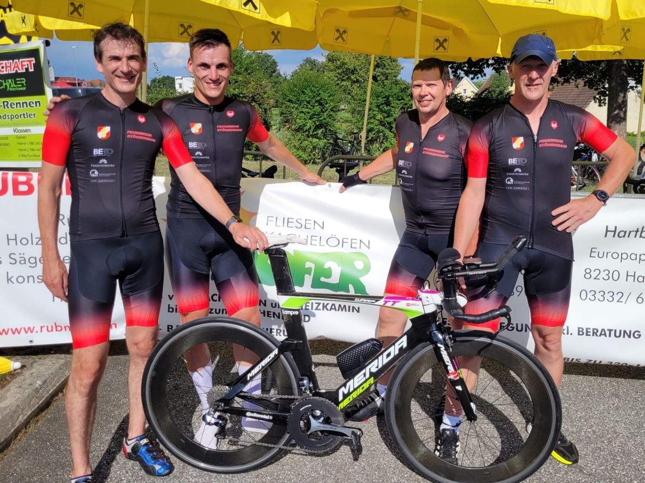 Bild enthält, Wheel, Adult, Male, Man, Person, Bicycle, Vehicle, People, Shorts, Shoe