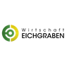 Ein kreisförmiges Logo mit grünem und gelbem Umriss, zentral auf schwarzem Hintergrund positioniert.