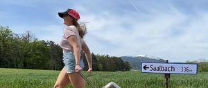 Bild enthält, Baggage, Clothing, Shorts, Person