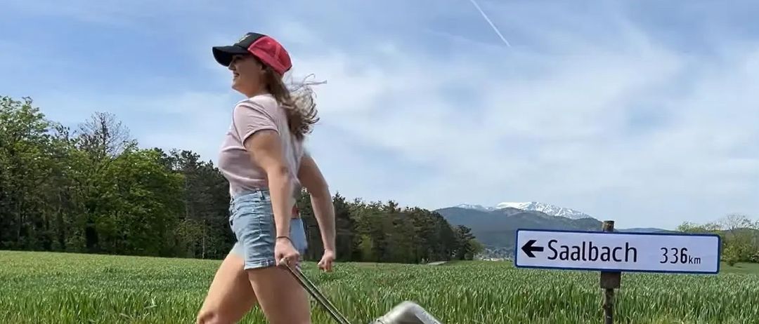 Bild enthält, Baggage, Clothing, Shorts, Person