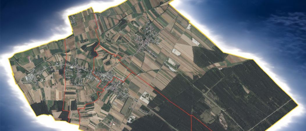 Bild enthält, Doll, Toy, Person, Face, Head, Baby, Neighborhood, Outdoors, Footwear, Shoe