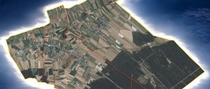 Bild enthält, Doll, Toy, Person, Face, Head, Baby, Neighborhood, Outdoors, Footwear, Shoe