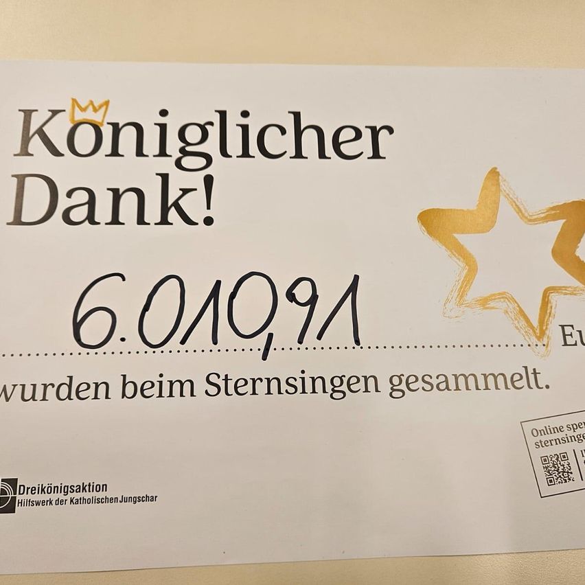 Ein weißes Dokument zeigt 'Königlicher Dank!' und '6,010.91', mit einem goldenen Stern und dem Text 'wurden beim Sternsingen gesammelt'. Es enthält einen QR-Code und 'Online speichern' darunter.