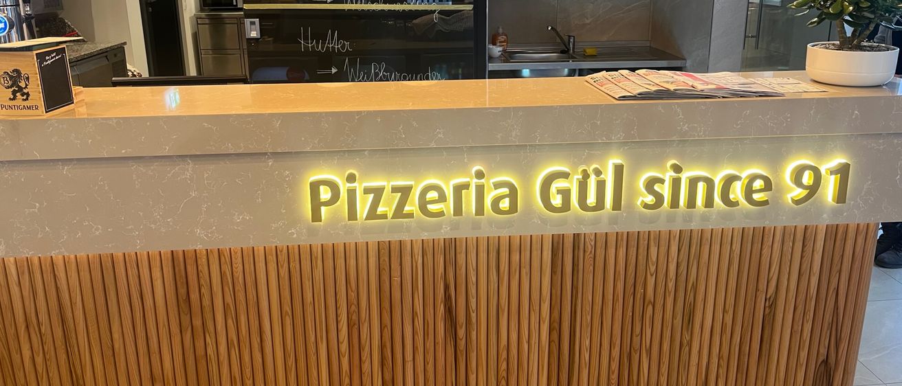 Bild enthält, Indoors, Interior Design, Shop, Market, Building, Grocery Store, Supermarket, Table, Person, Checkout Counter