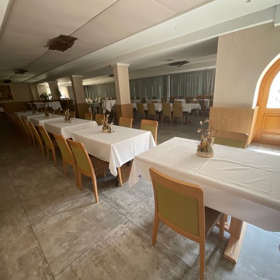 Floor, Building, Chair, Furniture, Indoors, Restaurant, Dining Table, Table, Flooring, Dining Room