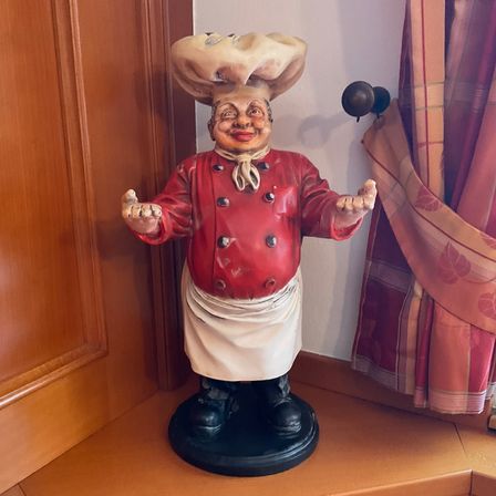 Bild enthält, Adult, Male, Man, Person, Wood, Figurine, Face, Head