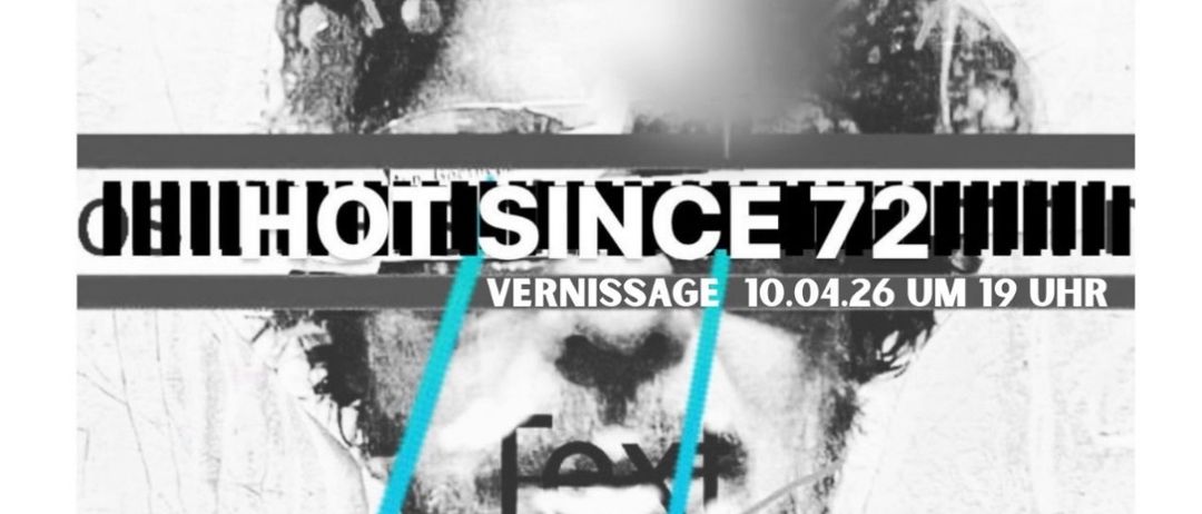 Poster für ein Konzert einer Band. Das Poster hat ein Schwarz-Weiß-Foto eines bärtigen Mannes in der Mitte mit einigen Textüberlagerungen. Vier Personen spielen Instrumente darunter. Der Text lautet 'Vernissage 10.04.26 um 19 Uhr'.