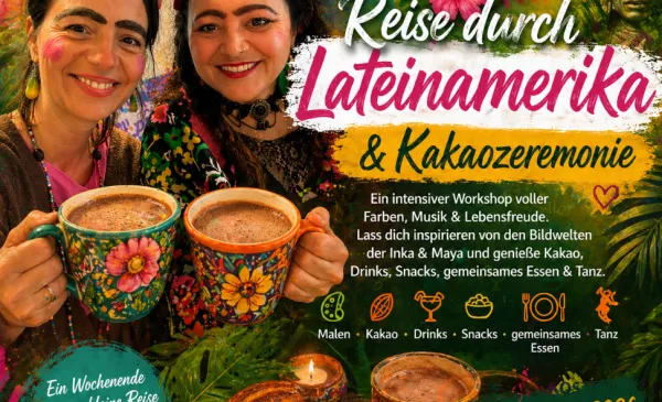 Poster mit zwei lächelnden Frauen, die Kaffeetassen halten. Text lautet 'Reise durch Lateinamerika & Kakaozeremonie.' Veranstaltung bietet Workshops zu Farben, Musik und Freude. Termine: 15.-17. Mai 2026. Kosten: 349 Euro+.