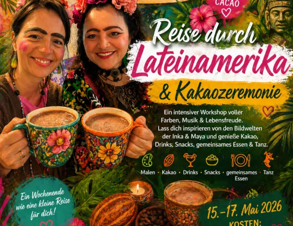 Poster mit zwei lächelnden Frauen, die Kaffeetassen halten. Text lautet 'Reise durch Lateinamerika & Kakaozeremonie.' Veranstaltung bietet Workshops zu Farben, Musik und Freude. Termine: 15.-17. Mai 2026. Kosten: 349 Euro+.