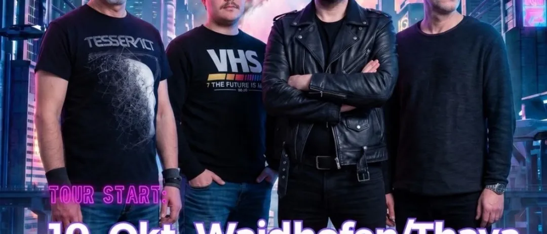 Vier Männer stehen vor einer futuristischen Stadtlandschaft, tragen Band-T-Shirts und Lederjacken. Oben steht 'Zimmermann Band'. Datum und Ort einer Veranstaltung sind unten angegeben.